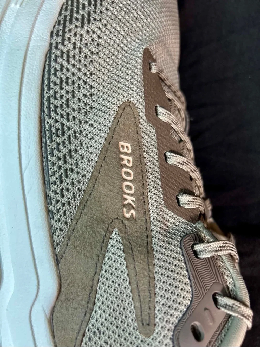 Brooks Ghost Max 2 - Men’s Size 10 (Like New)